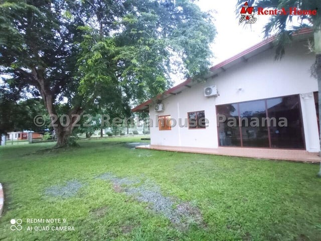 Luxurious Furnished Country House with Spacious Ranch